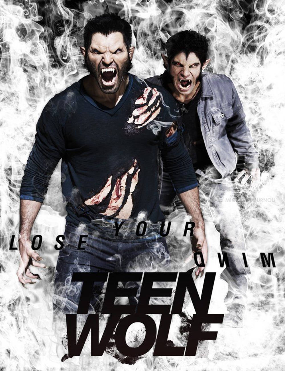 derek hale 桌布 壁紙 — 兩隻咆哮的狼人，雙手沾滿鮮血，從旋轉的煙霧中浮現，背景是純白色。