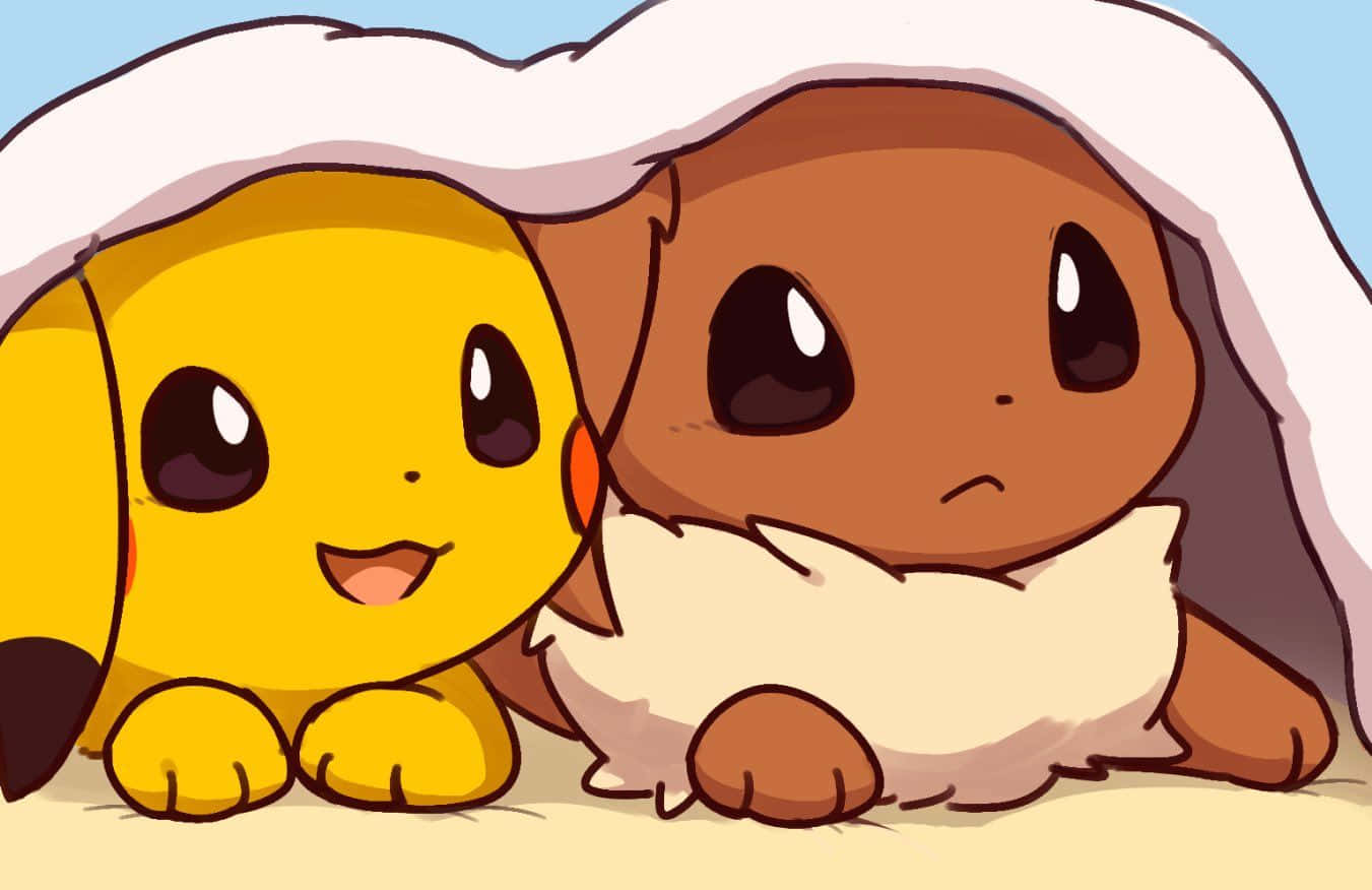 Cute Pikachu And Eevee 桌布 壁紙 — 兩隻寶可夢皮卡丘和伊布在舒適的毯子下依偎，帶有柔和的粉彩顏色和可愛的表情。