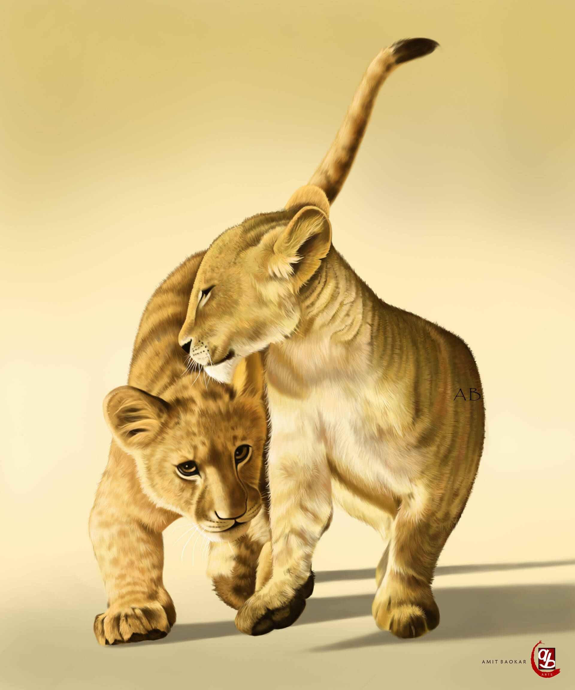 Friendship 桌布 壁紙 — 兩隻小獅子在柔和金色背景上，在溫暖燈光和細緻毛髮紋理下溫柔互動。