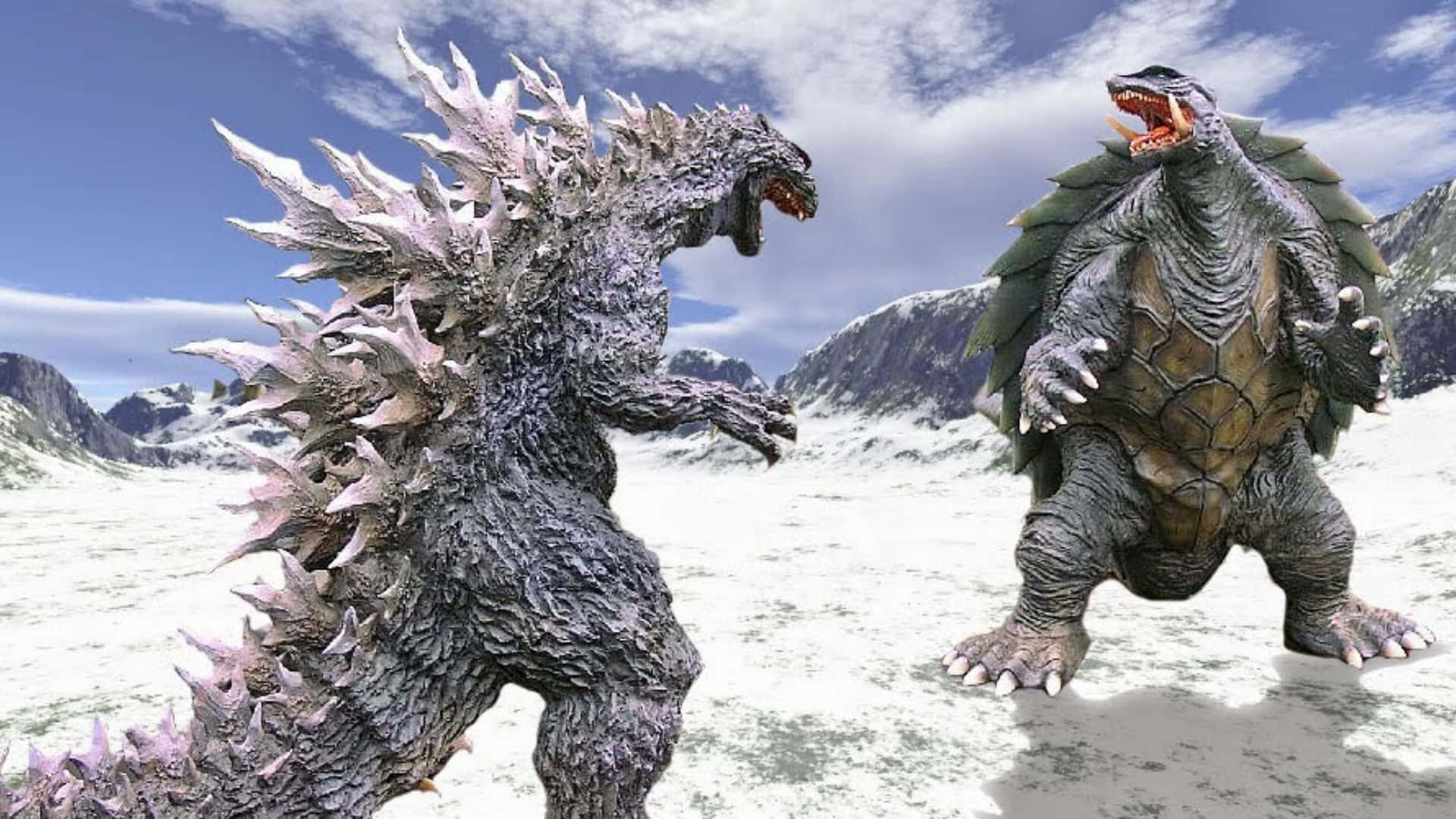 Godzilla Vs Gamera 桌布 壁紙 — 兩隻巨型怪物哥吉拉和王者基多拉在多雲的天空下，在白雪皚皚的山地景觀中互相咆哮。