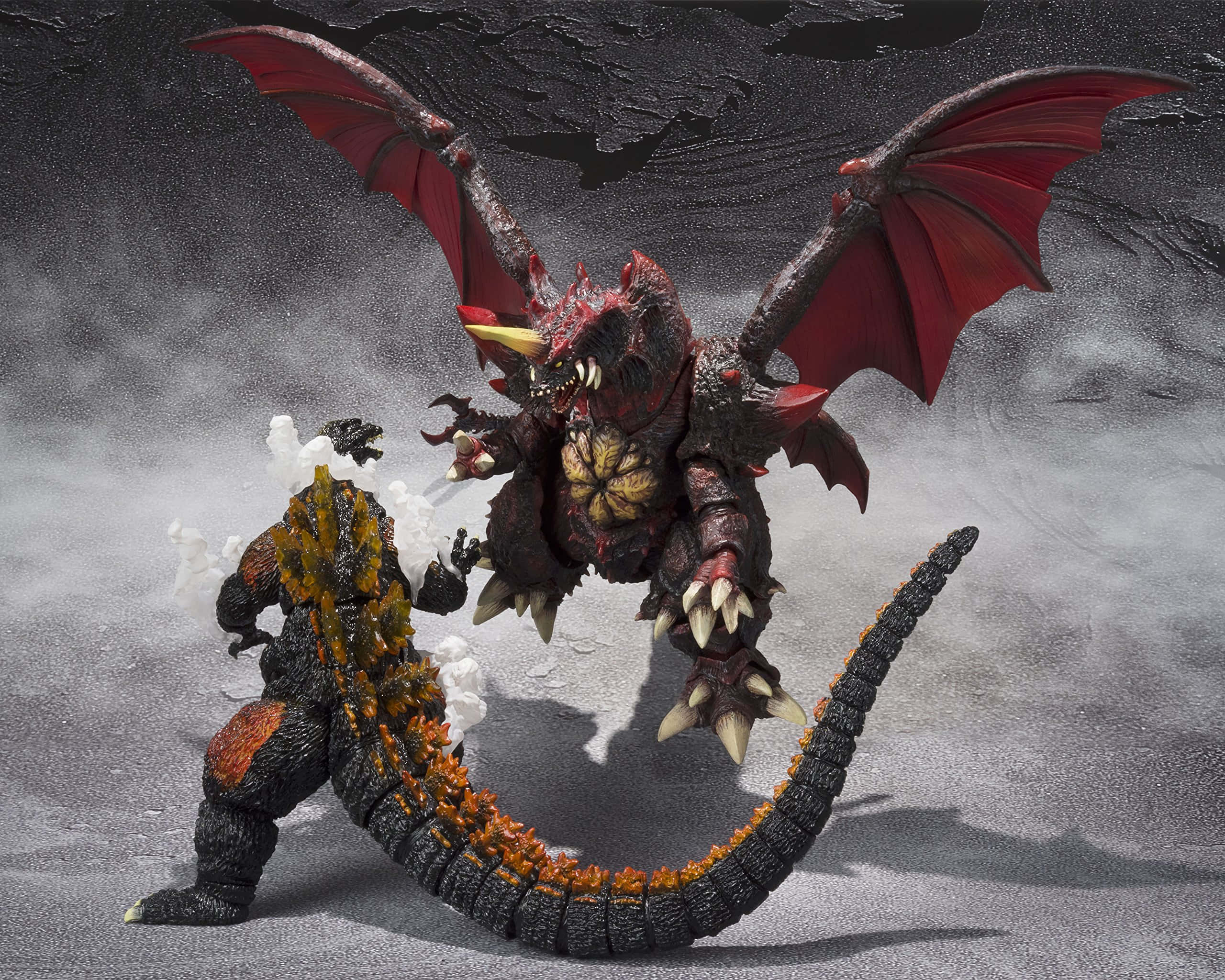 Godzilla Vs Destoroyah 桌布 壁紙 — 兩隻巨型怪獸在煙霧彌漫的戰場上碰撞，一隻有紅色翅膀和尖刺尾巴，另一隻有橙色背板。
