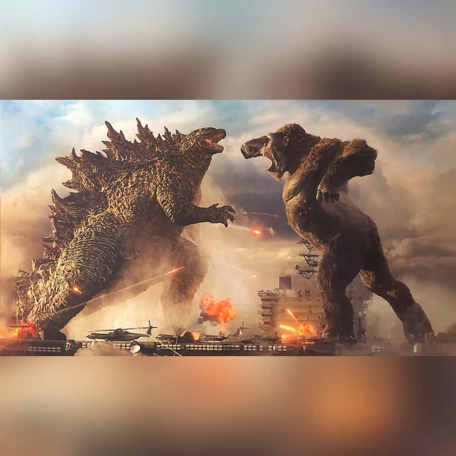 Godzilla City Destruction 桌布 壁紙 — 兩隻巨大的怪物哥吉拉和金剛在爆炸和燃燒的船隻中互相咆哮，形成混亂的戰鬥場景。