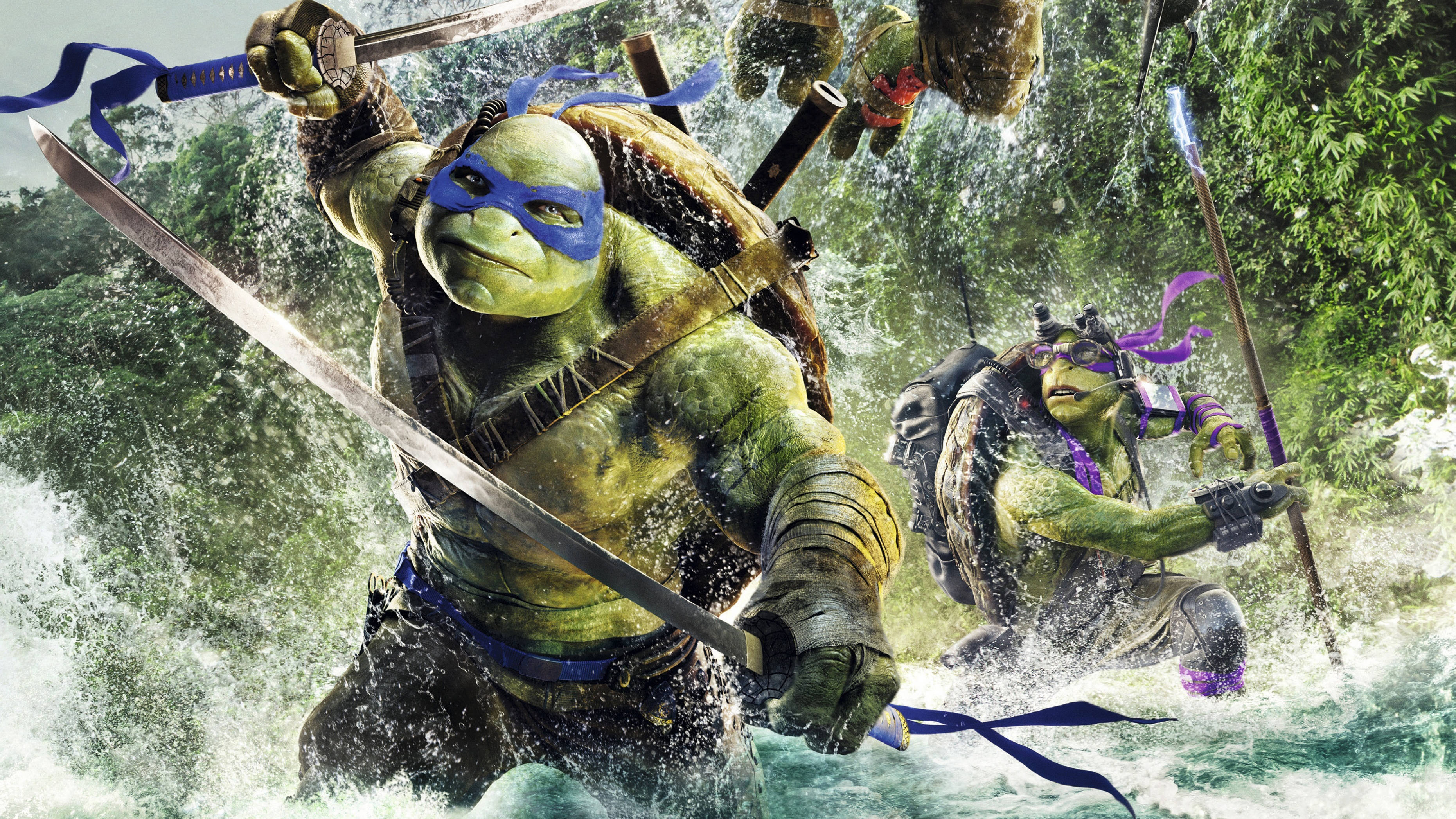teenage mutant ninja turtles 桌布 壁紙 — 兩隻忍者龜在茂密綠葉中，用劍和棍棒在湍急水流中戰鬥。