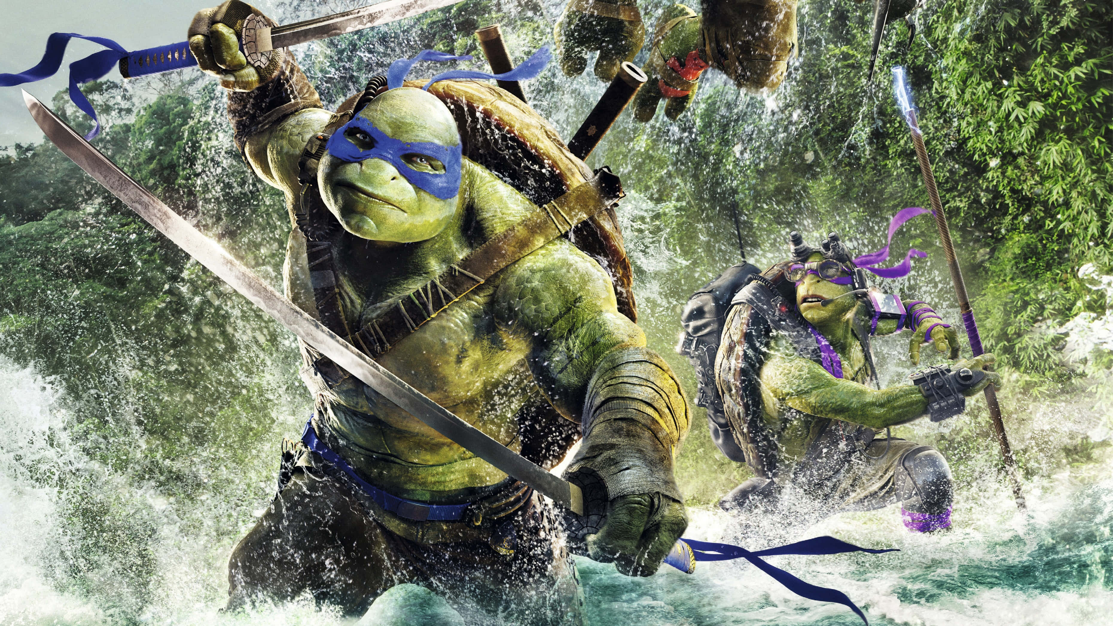 Ninja Turtle 桌布 壁紙 — 兩隻忍者龜在茂密綠葉中，用劍和棍棒在湍急水流中戰鬥。