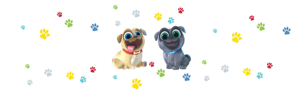 Puppy Dog Pals 桌布 壁紙 — 兩隻快樂的卡通小狗，有大眼睛，坐在白色背景上色彩繽紛的散落腳印之間。