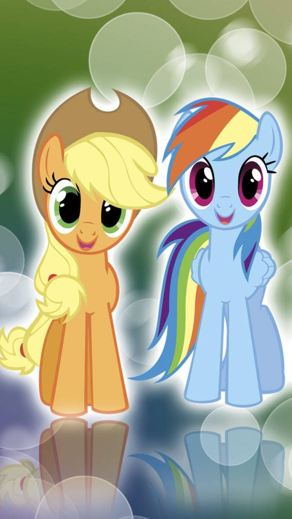 X 桌布 壁紙 — 兩隻快樂的卡通小馬 Applejack 和 Rainbow Dash 並肩站在柔和的綠色散景背景前，周圍有發光的泡泡。