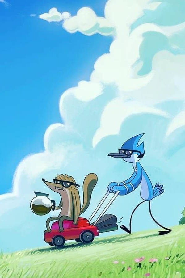 mordecai and rigby 桌布 壁紙 — 兩隻戴太陽眼鏡的卡通動物，一隻開紅色車，另一隻推著割草機，穿過長滿草的山丘，天空湛藍，白雲朵朵。