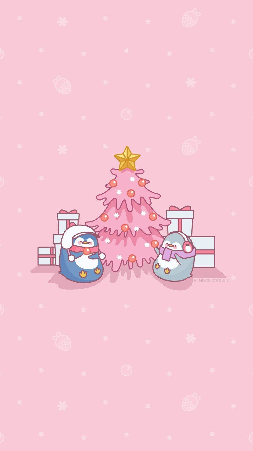 Kawaii Christmas 桌布 壁紙 — 兩隻戴著冬帽的可愛企鵝站在粉紅色聖誕樹旁，樹下有禮物，背景是粉紅色的雪天。