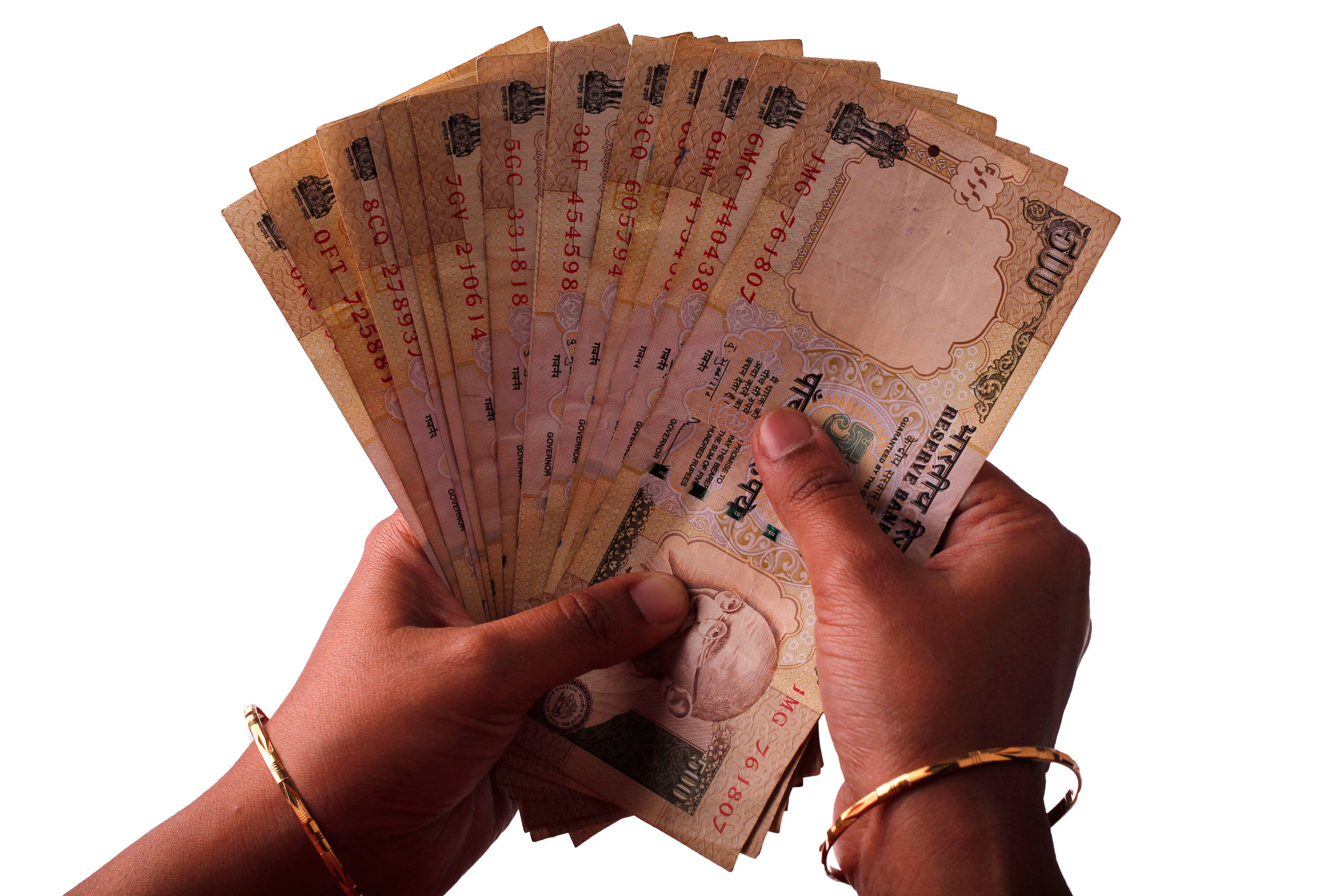 Indian 桌布 壁紙 — 兩隻戴著金手鐲的手在純白背景上展開一疊印度500盧比紙鈔，呈扇形排列。