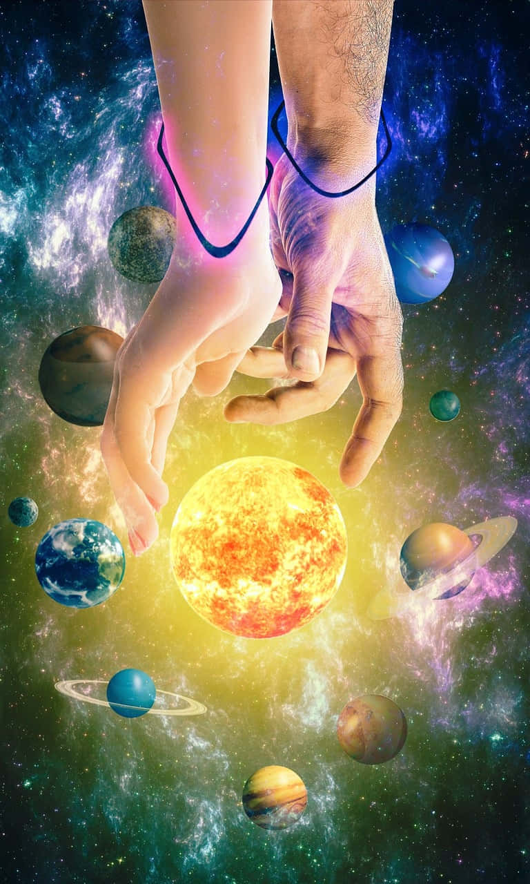 太陽系 桌布 壁紙 — 兩隻手伸向一個發光的太陽，周圍漂浮著行星，在充滿活力的宇宙星雲中。