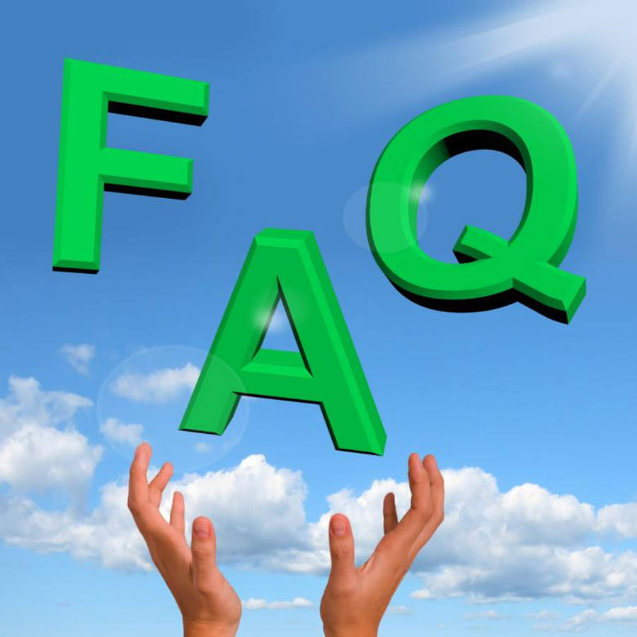Questions 桌布 壁紙 — 兩隻手向上伸向大型綠色3D字母，拼出FAQ，背景是明亮的藍天和蓬鬆的白雲。