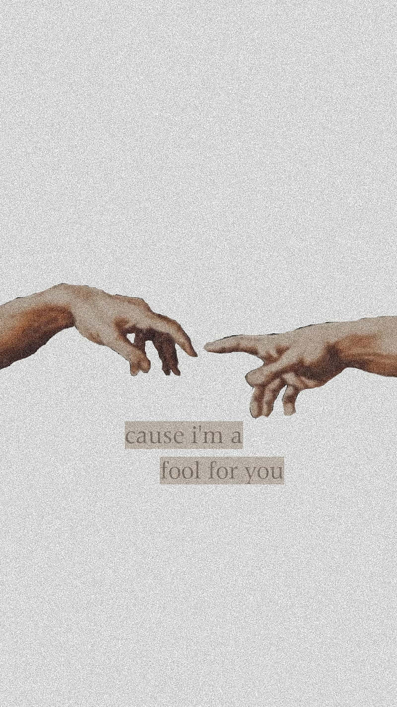 Soft White Aesthetic 桌布 壁紙 — 兩隻手向對方伸出，手指幾乎觸碰，背景為帶紋理的灰色，並有文字疊加。