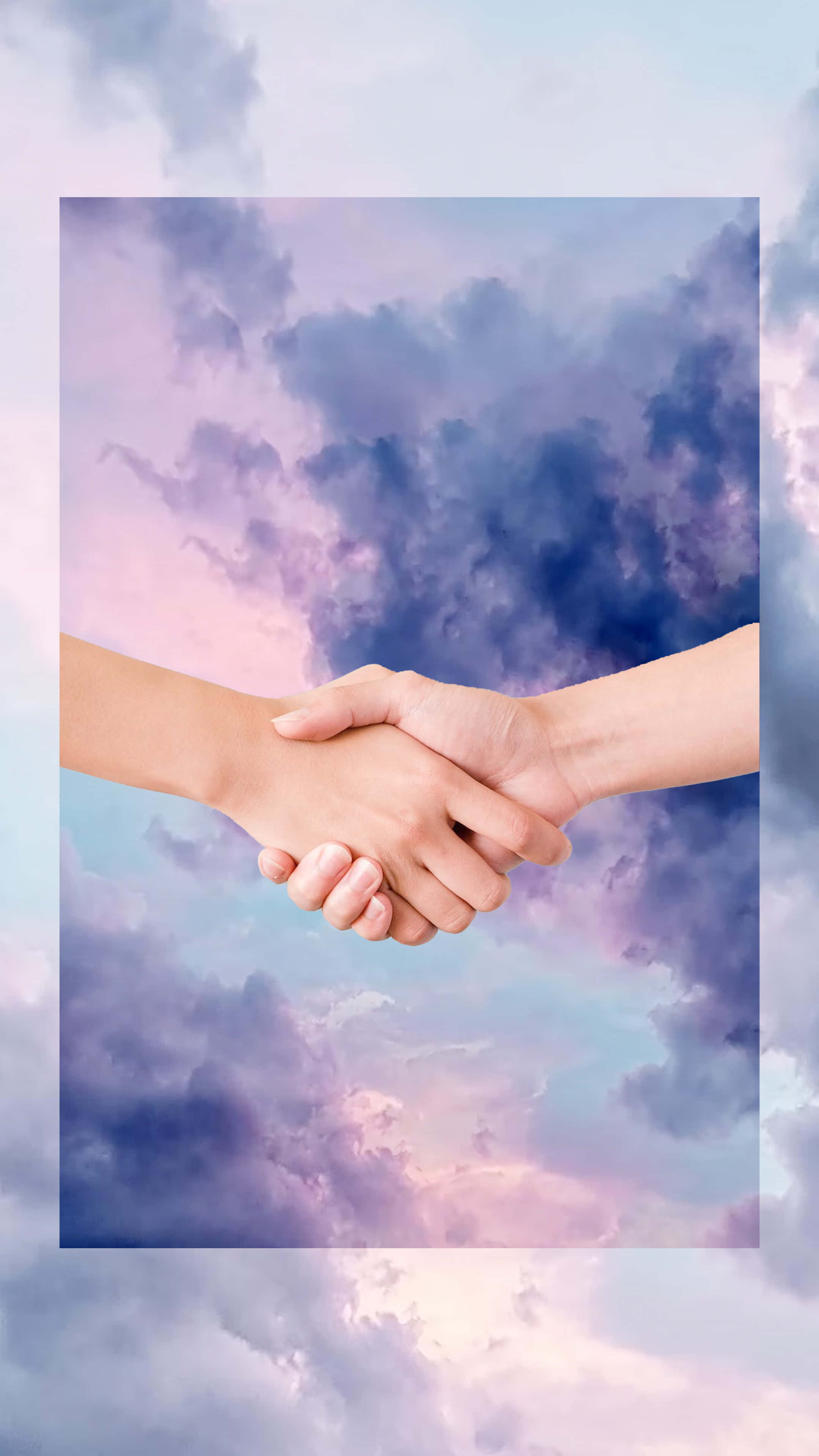 雲朵 桌布 壁紙 — 兩隻手在夢幻的紫色和粉紅色雲彩天空中緊緊握手。