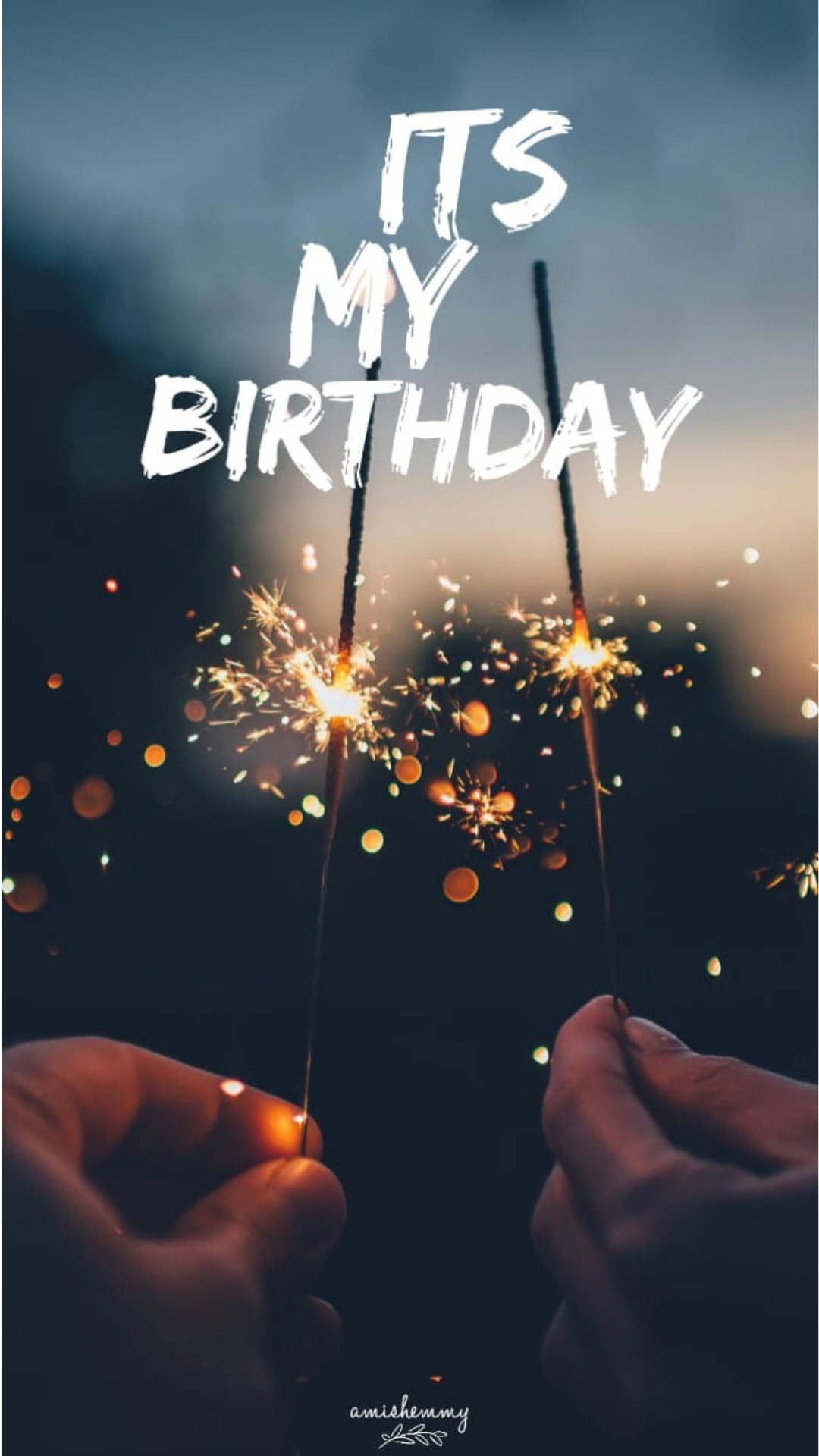Birthday 桌布 壁紙 — 兩隻手在暮色天空下拿著點燃的煙火，粗體白色文字寫著是我的生日。