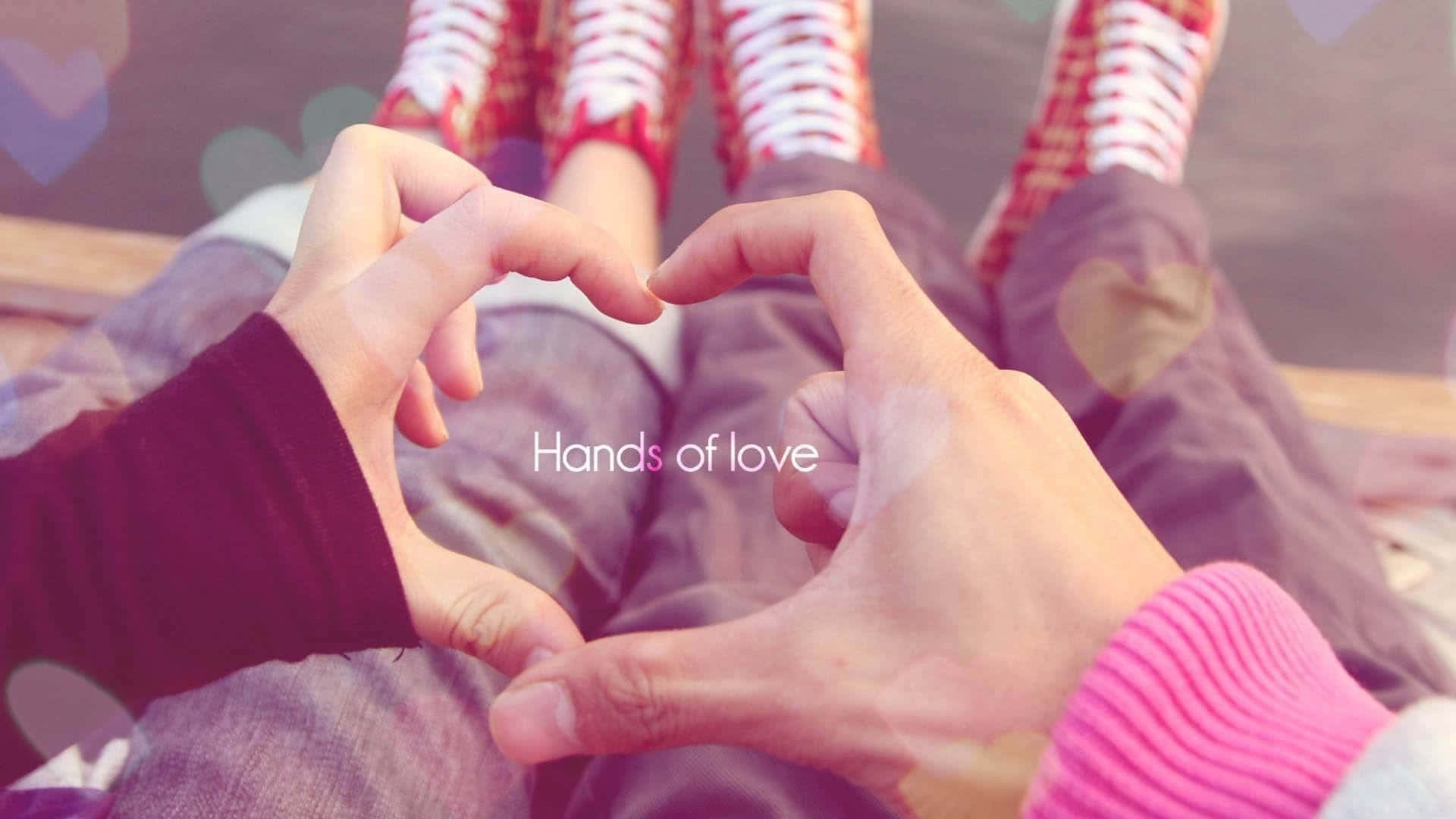 Heart Shape 桌布 壁紙 — 兩隻手在穿著紅白運動鞋的腿上形成心形，背景有柔和粉彩散景心形。