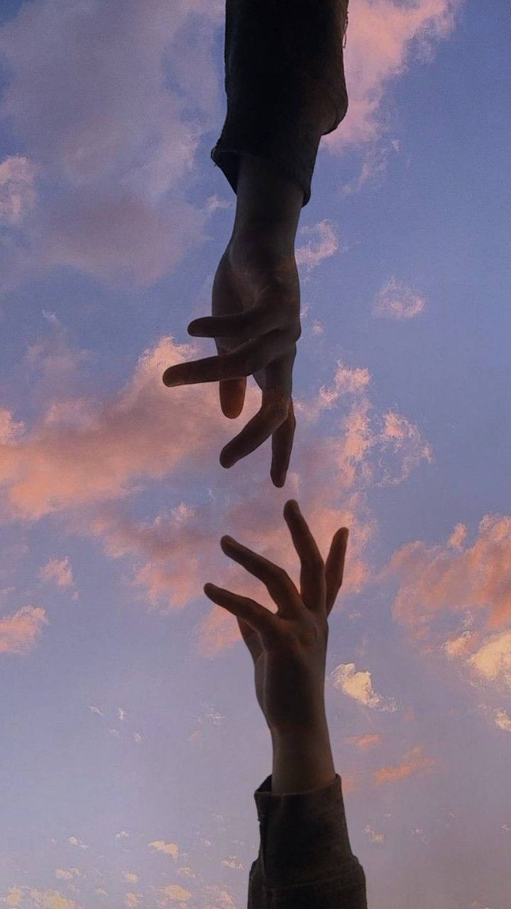 Aesthetic Love 桌布 壁紙 — 兩隻手在繪有柔和粉紅和藍色雲彩的暮色天空中互相伸向對方。
