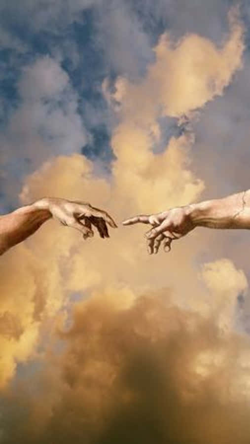 Creation Of Adam 4K 桌布 壁紙 — 兩隻手在金色雲彩和藍色的戲劇性天空下互相伸向對方。