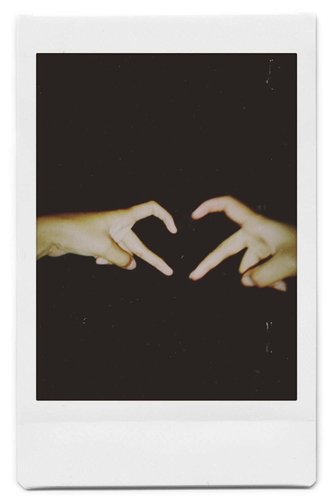 Aesthetic Polaroid 桌布 壁紙 — 兩隻手在黑暗背景下互相伸向對方，用手指形成心形。