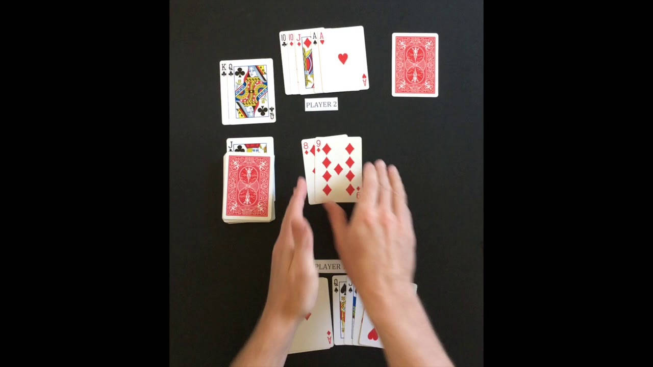 兩隻手在黑色桌子上用紅色背面的撲克牌玩撲克。 — 影片 GIF 壁紙