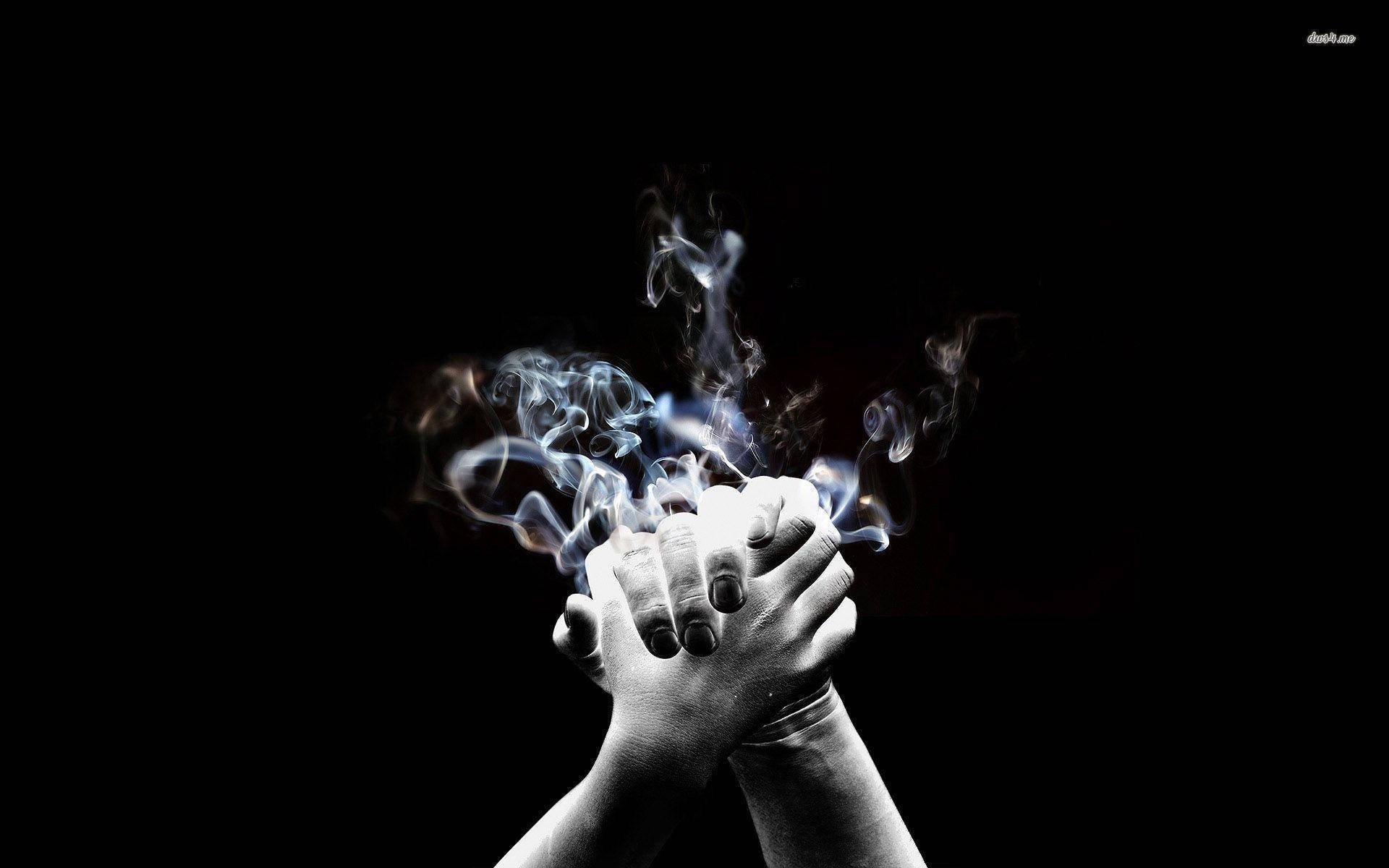 Smoke HD 桌布 壁紙 — 兩隻手在黑色背景上緊緊相握，藍色煙霧在兩手之間旋轉升騰。