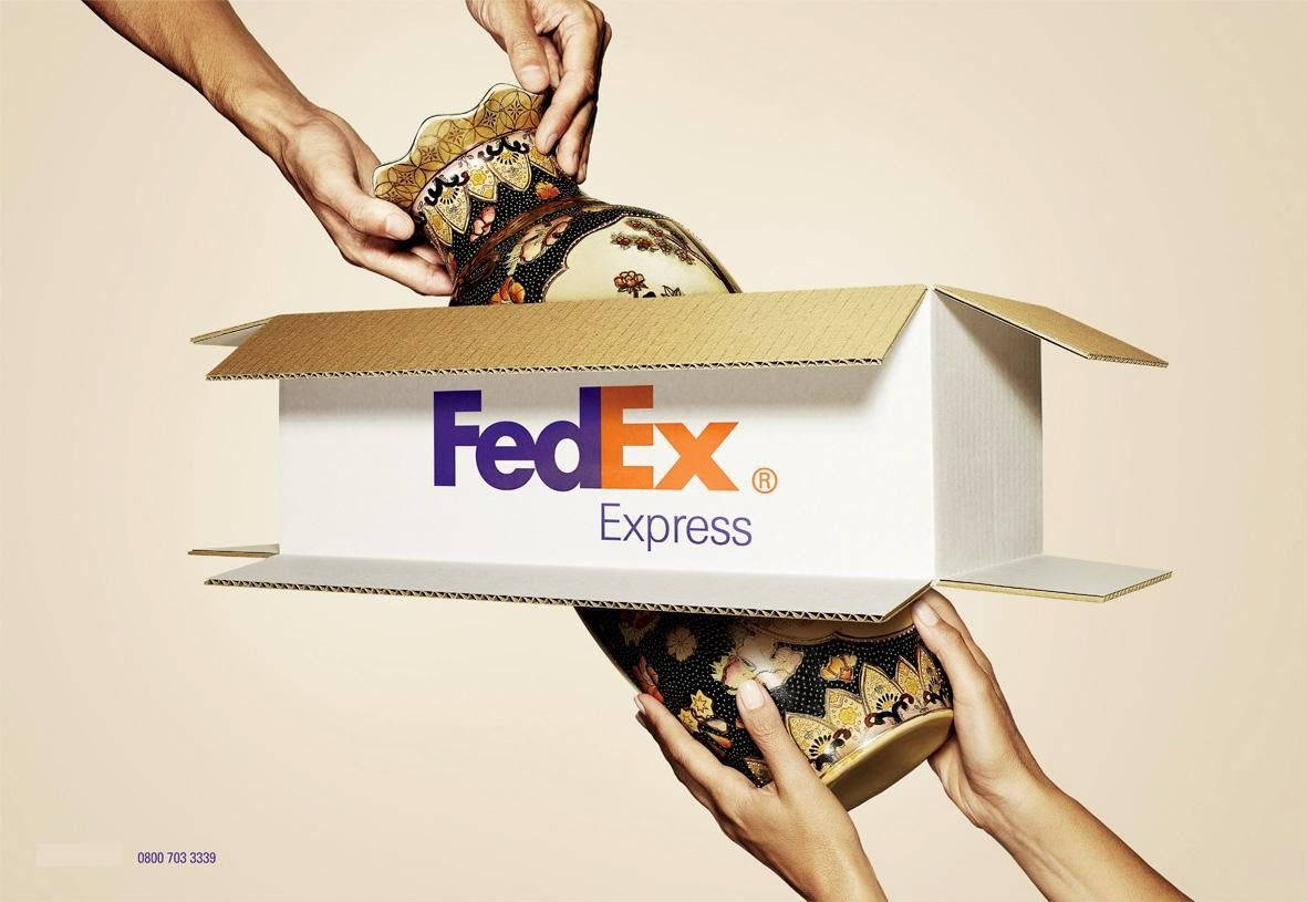 聯邦快遞 桌布 壁紙 — 兩隻手小心地將一個華麗圖案的花瓶放入FedEx Express紙箱中，背景為純色米色。