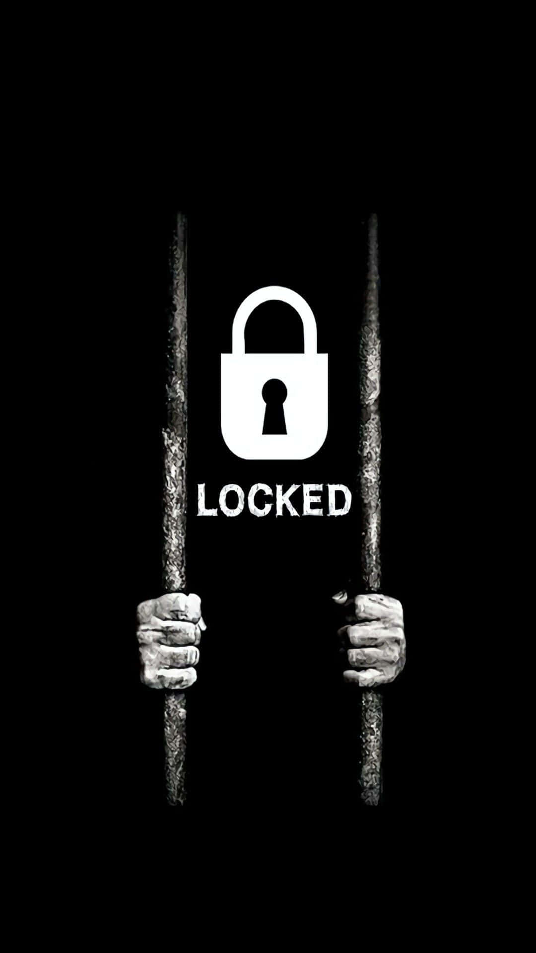 Lock 桌布 壁紙 — 兩隻手抓住生鏽的鐵欄杆，中間有一個白色掛鎖和「LOCKED」文字，背景為黑色。
