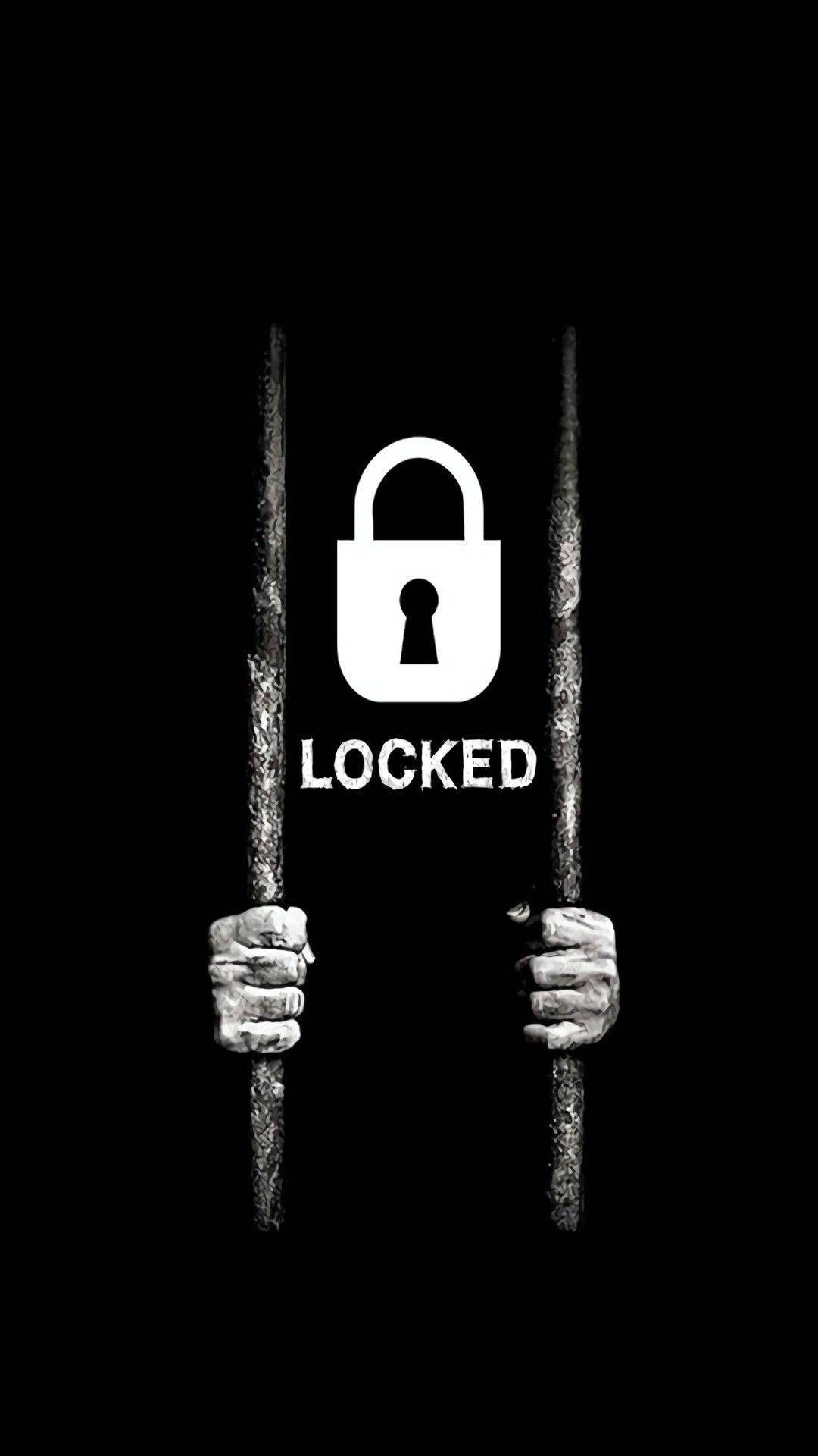 兩隻手抓著監獄鐵欄杆，帶有掛鎖和單詞locked。 — 酷炫鎖定螢幕 壁紙