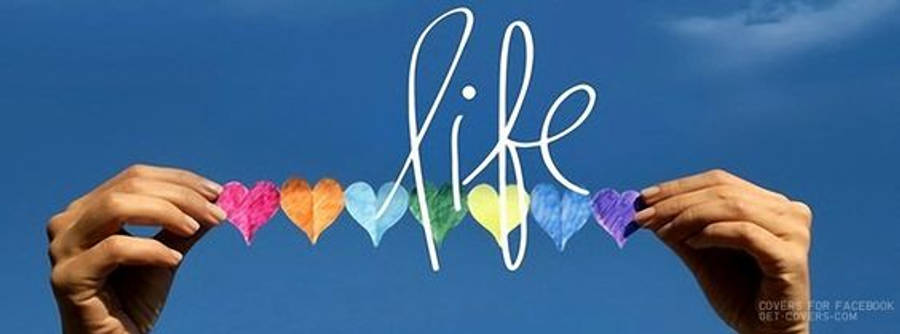 Facebook Cover 桌布 壁紙 — 兩隻手拿著一串彩色紙心，在清澈的藍天下拼出「life」這個詞。