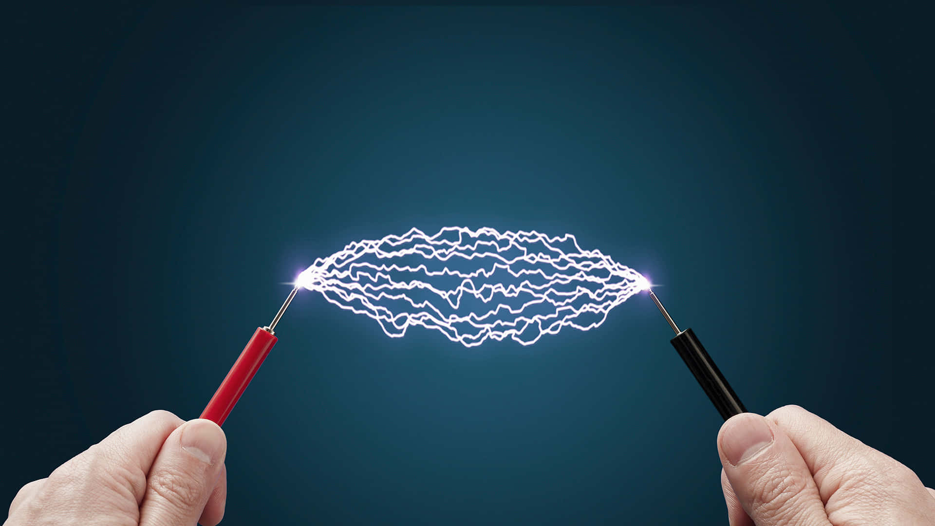 Electronics 桌布 壁紙 — 兩隻手拿著探針，在深藍綠色背景上產生明亮的電弧。