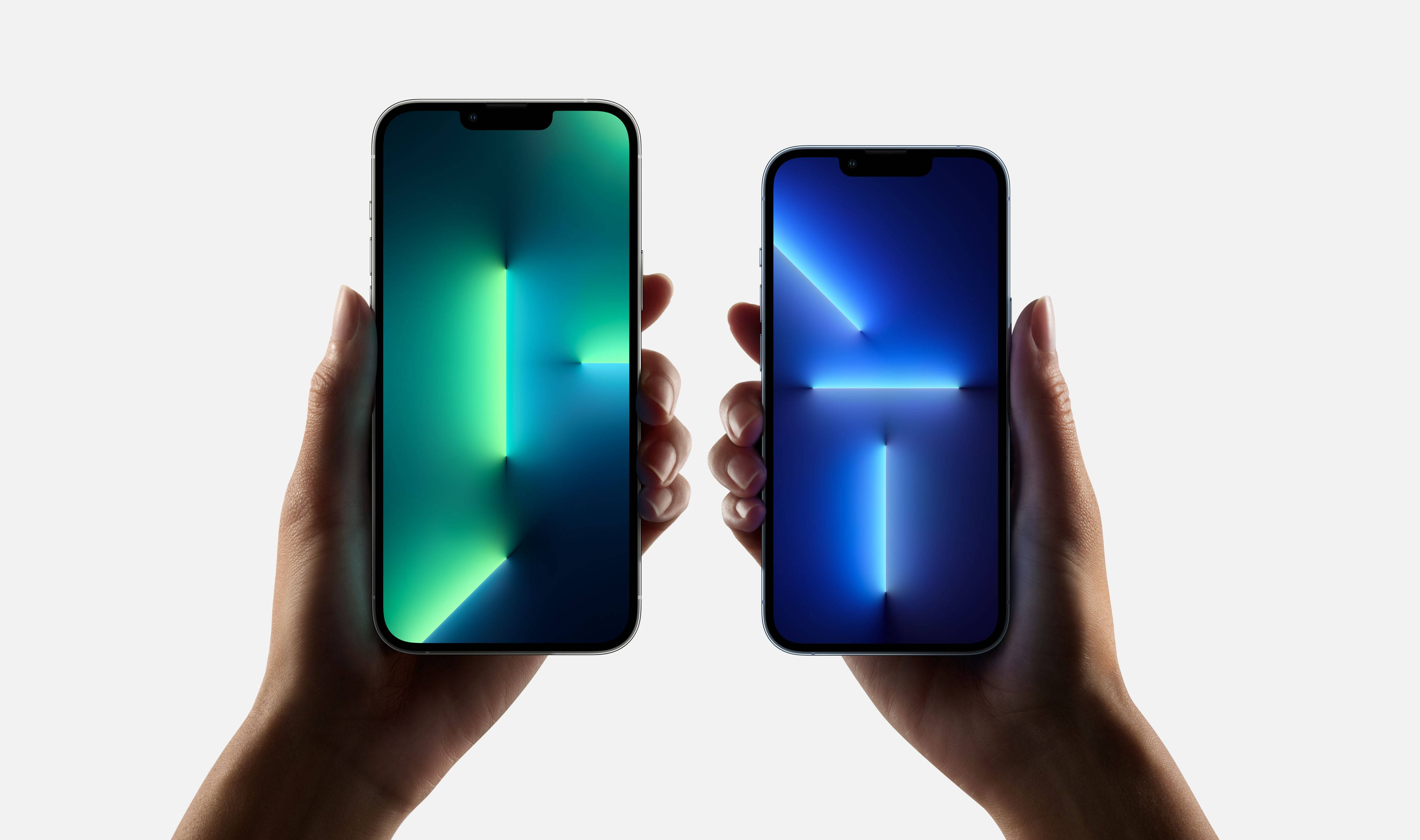 Apple iPhone 預設 桌布 壁紙 — 兩隻手拿著智慧型手機，在純白色背景上顯示發光的抽象桌布設計。