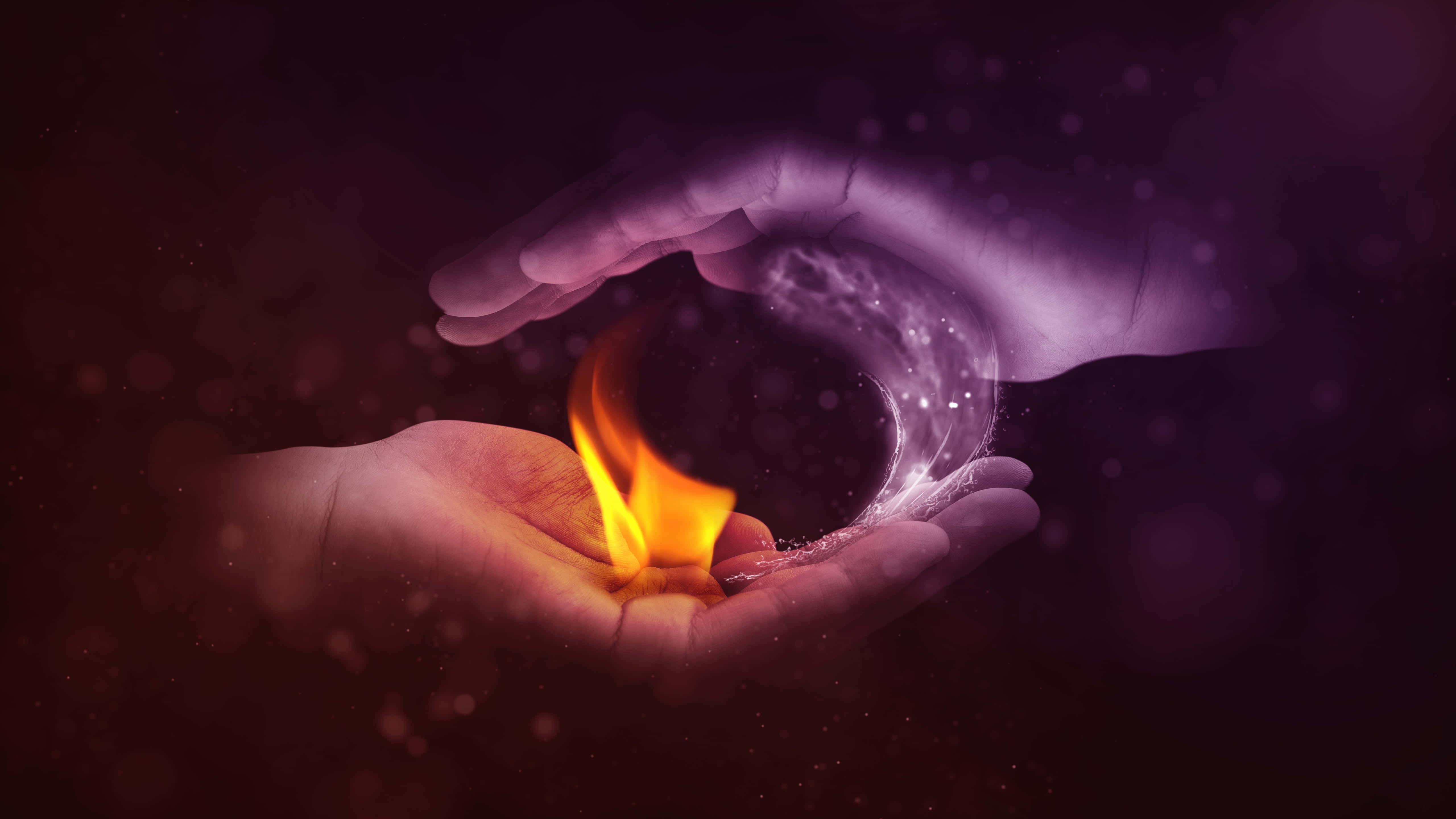 桌布 壁紙 — 兩隻手捧著一個小火燄和旋轉的魔法能量，背景是深紫色。