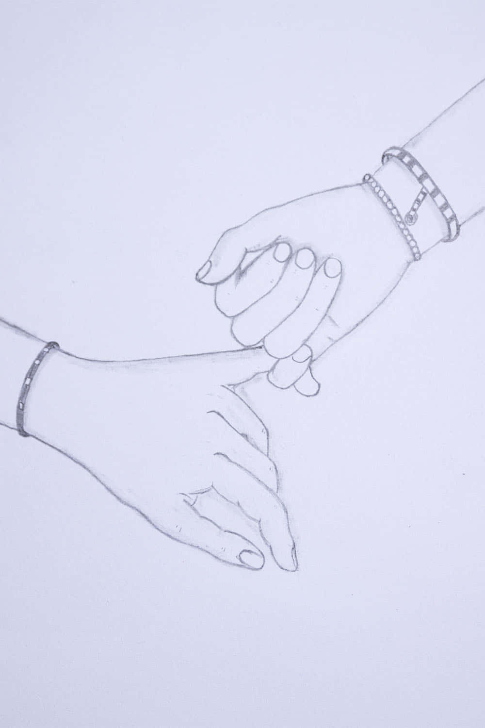 Holding Hands 桌布 壁紙 — 兩隻手溫柔地緊握在一起，手腕上戴著精緻手鐲，背景簡潔。