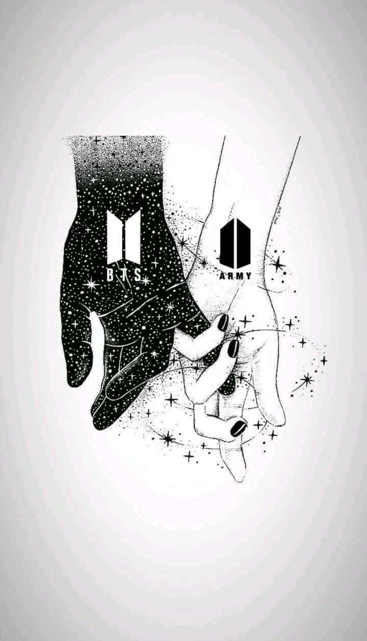 Bts Icon 桌布 壁紙 — 兩隻手緊握在一起，一隻黑色帶星星和BTS標誌，另一隻白色帶ARMY標誌，周圍環繞著閃爍的星星。