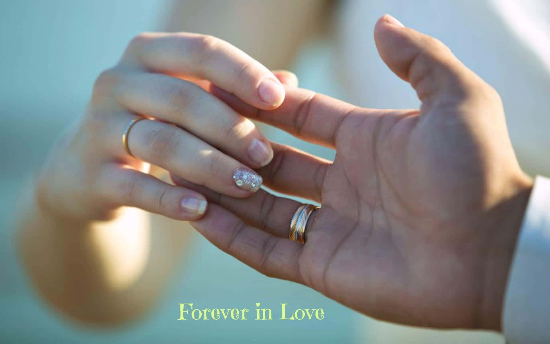 Wedding Rings 桌布 壁紙 — 兩隻手輕輕觸碰，其中一隻手向另一隻手展示一枚閃閃發光的訂婚戒指，背景柔和模糊。