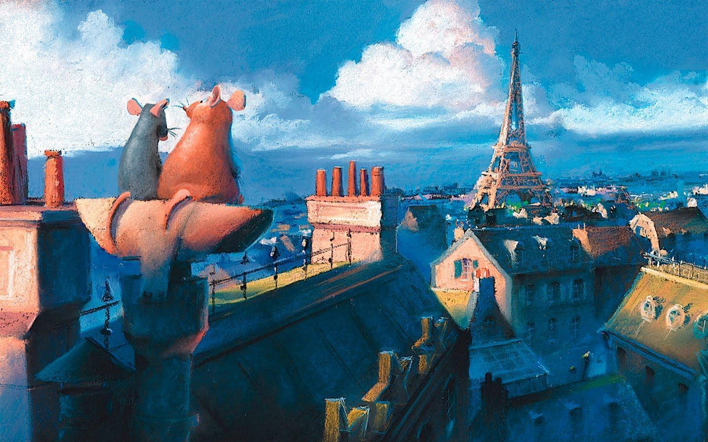 Ratatouille 桌布 壁紙 — 兩隻擬人化老鼠坐在巴黎屋頂上，俯瞰著艾菲爾鐵塔，背景是戲劇性的藍天和蓬鬆的雲朵。