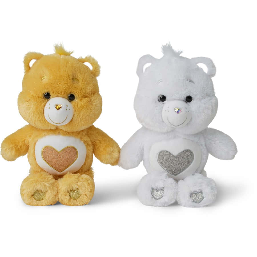 彩虹熊 桌布 壁紙 — 兩隻毛絨 Care Bears，一隻金色一隻白色，並排而坐，手握爪子，胸前有閃亮的心形圖案。