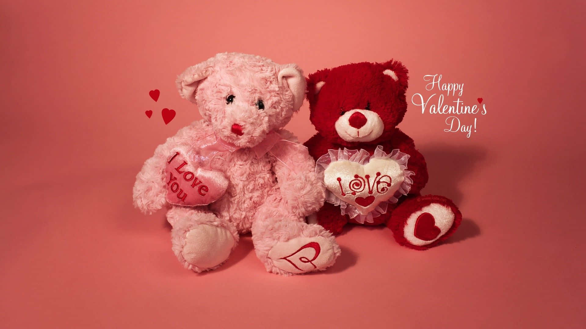 Valentines 桌布 壁紙 — 兩隻毛絨絨的泰迪熊，一隻粉紅色和一隻紅色，各自拿著一個帶有愛情訊息的心形，背景是柔和的粉紅色。