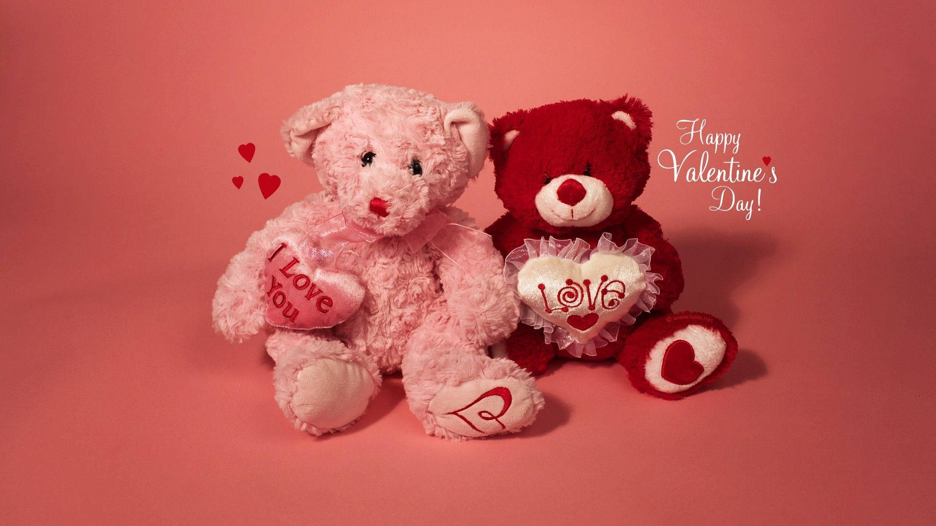 Valentines 桌布 壁紙 — 兩隻毛絨絨的粉紅色和紅色泰迪熊拿著寫有「我愛你」的心形，坐在柔和的粉紅色背景前，背景有漂浮的心形和「情人節快樂」文字。