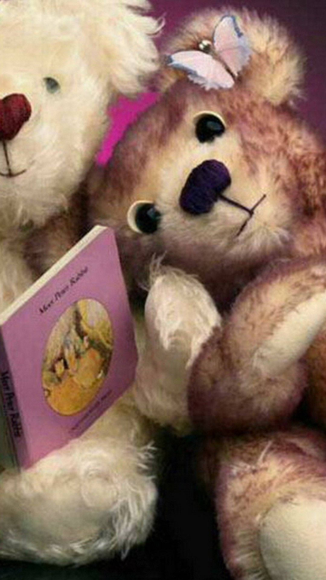 Teddy Bear 桌布 壁紙 — 兩隻毛茸茸的泰迪熊，其中一隻拿著一本粉紅色的書，書名為「Mice for Rabbit」，在深色背景上緊緊依偎。