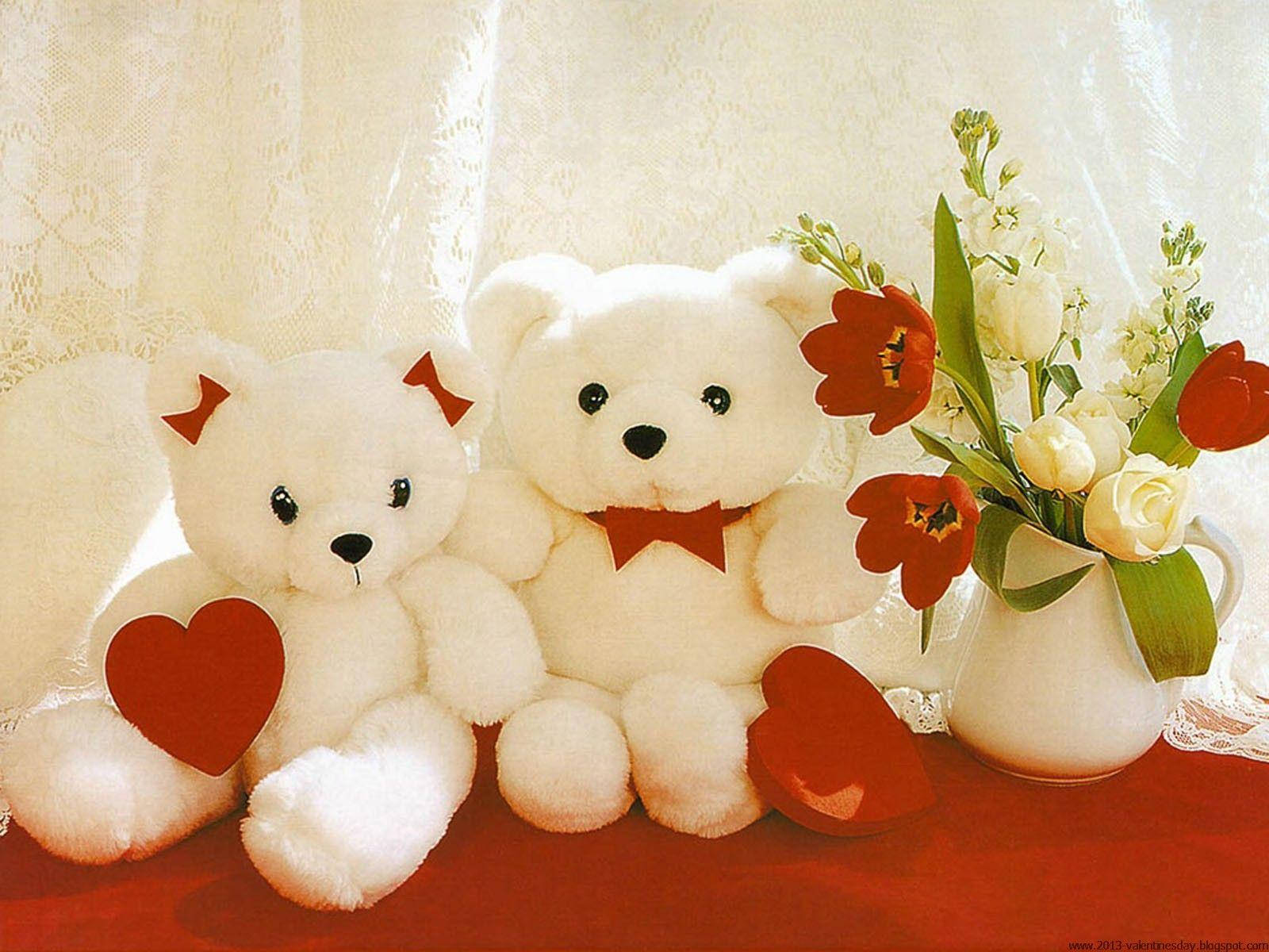 Cute Love 桌布 壁紙 — 兩隻毛茸茸的白色泰迪熊拿著紅色心形，坐在一個紅色表面上，旁邊是一個花瓶，裡面有紅色鬱金香和白色玫瑰。