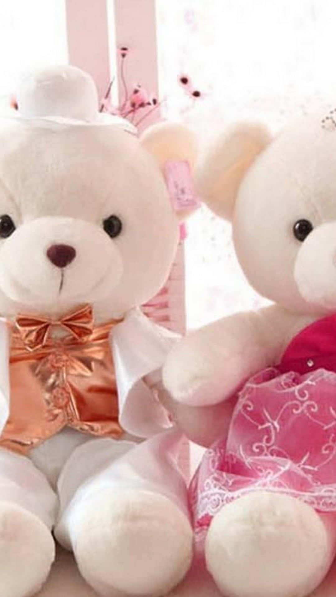Cute Phone 桌布 壁紙 — 兩隻毛茸茸的白色泰迪熊穿著婚禮服飾，並排坐在柔和的粉紅色背景前。