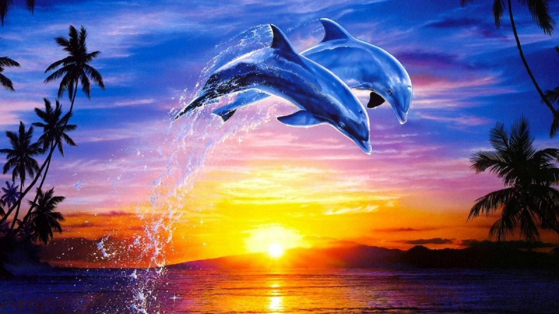 海豚 桌布 壁紙 — 兩隻海豚在熱帶海洋上充滿活力的日落中齊齊跳躍，棕櫚樹在天空襯托下形成剪影。