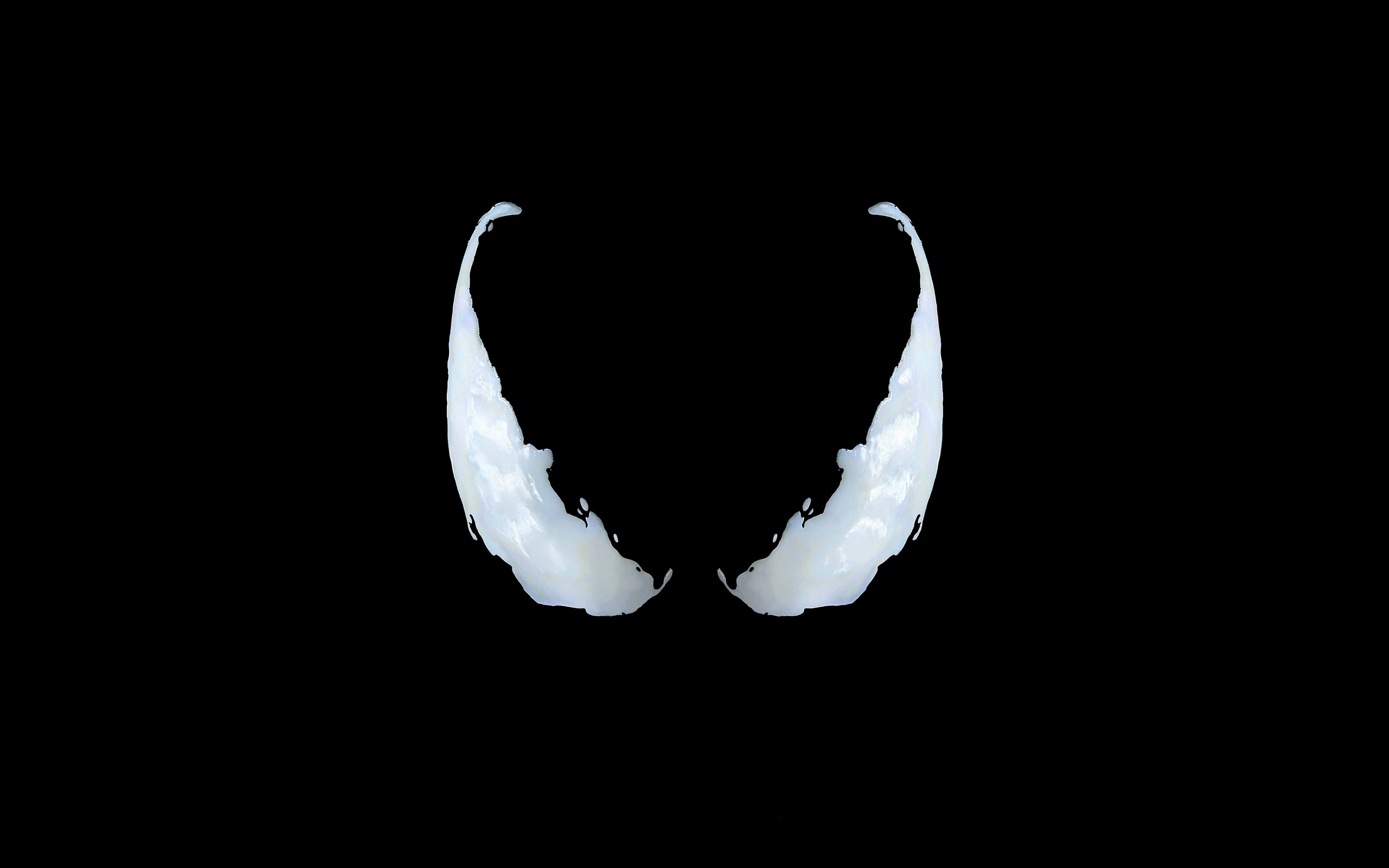 Simple Minimalist 桌布 壁紙 — 兩隻發光白色外星人般的角在純黑色背景上向上彎曲。