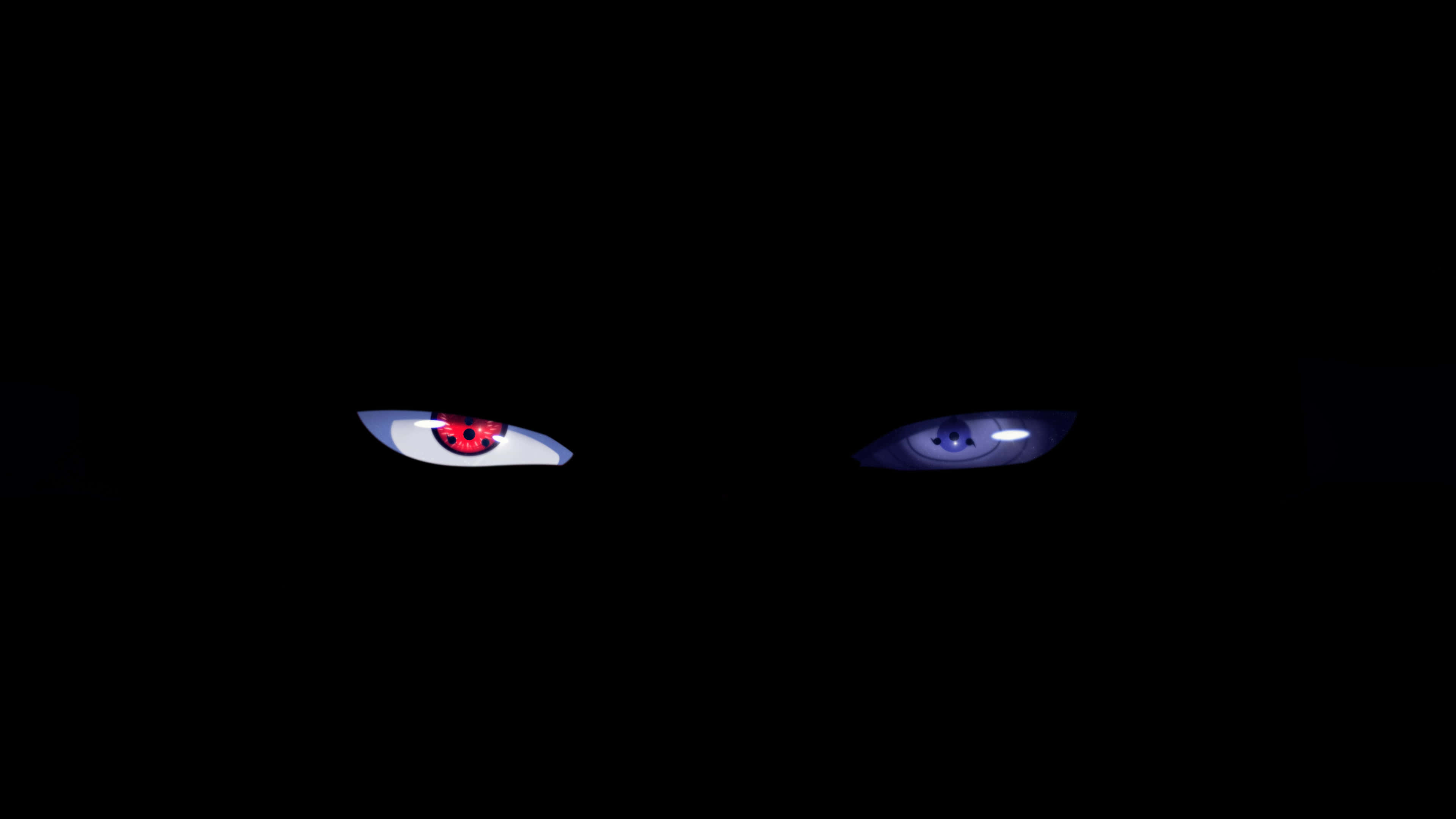 Naruto Eyes 桌布 壁紙 — 兩隻發光的動漫眼睛，一隻紅色帶巴紋，另一隻藍色，從完全黑暗中凝視。