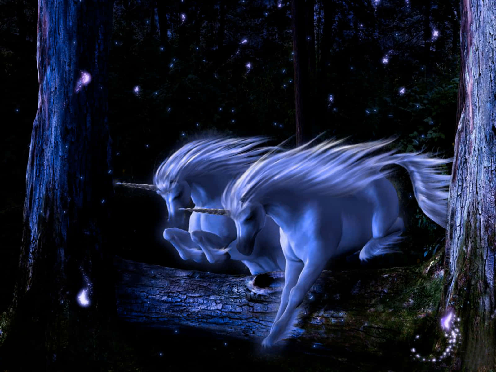 Unicorn Coloring 桌布 壁紙 — 兩隻發光的白色獨角獸在星光閃爍的森林中奔馳，周圍漂浮著魔法火花。