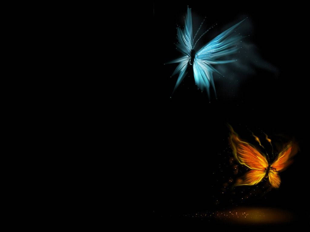 Butterflies 桌布 壁紙 — 兩隻發光的蝴蝶，一藍一橙，在深邃的黑色背景上漂浮，伴隨著閃爍的粒子。