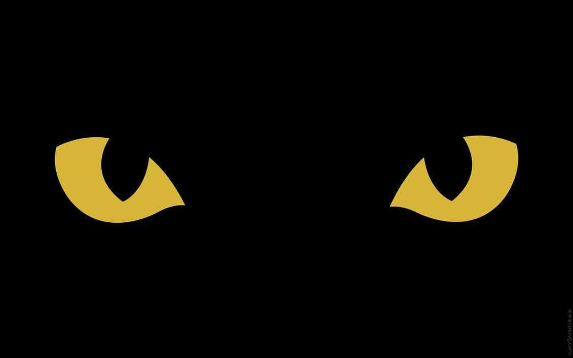 Black Cat Halloween 桌布 壁紙 — 兩隻發光的黃色貓眼從絕對的黑暗中強烈凝視，營造出神秘而警覺的氛圍。
