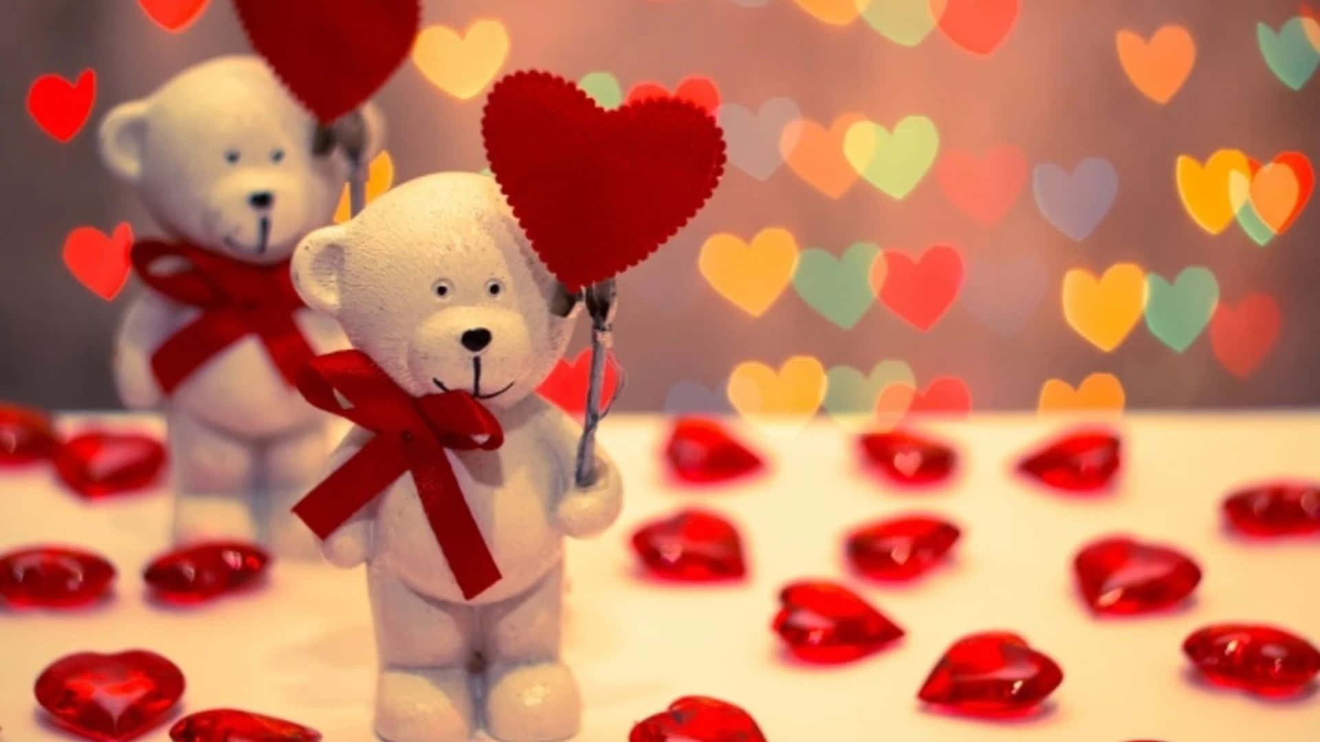 Red Cute Aesthetic 桌布 壁紙 — 兩隻白色泰迪熊繫著紅色蝴蝶結，手持心形氣球，背景散落著紅色心形和彩色散景心形。