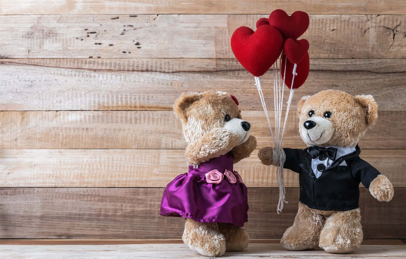 Teddy Bear 桌布 壁紙 — 兩隻穿著正式服裝的泰迪熊在質樸的木質背景下拿著紅色心形氣球。