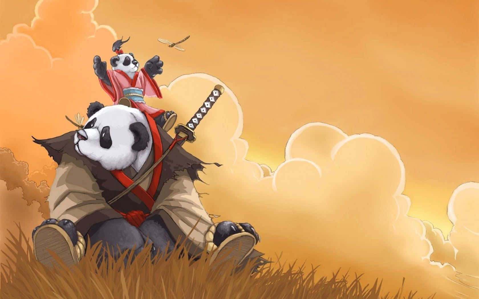 熊貓 桌布 壁紙 — 兩隻穿著武士裝備的熊貓坐在長滿草的山丘上，溫暖的日落天空下，附近有一隻蜻蜓飛過。